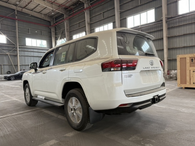 2025款丰田酷路泽3300柴油GXR18轮丝绒落地价详询(图2)